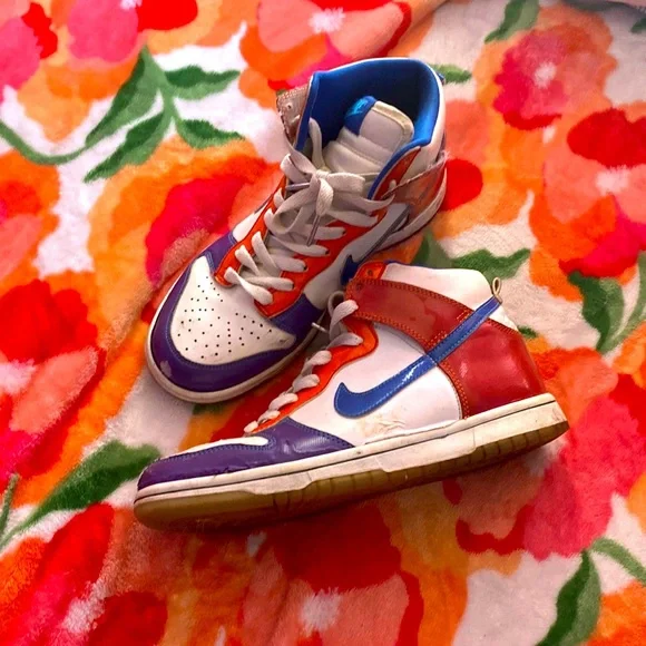 I’m selling some sneakers Sneakers